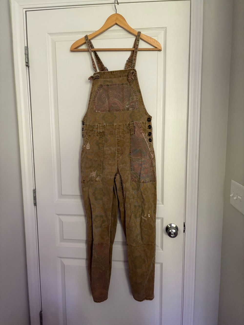 Pilcro Women’s Brown Patterned distressed Overalls size 28